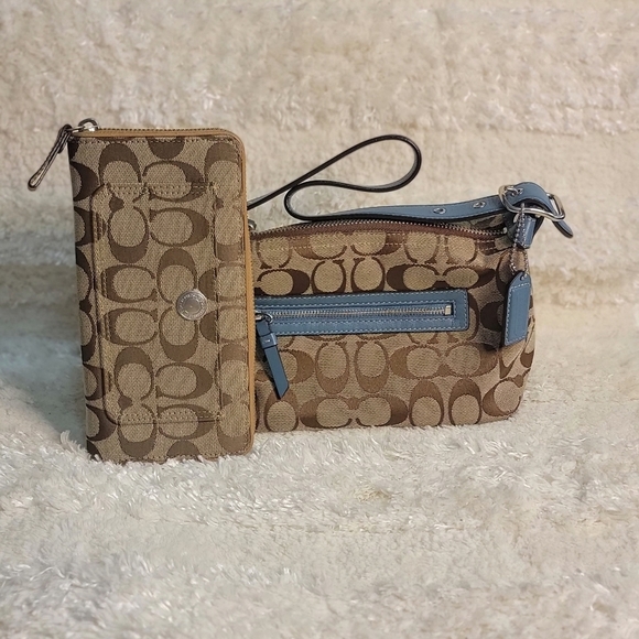 Coach Signature Bundle| CrossBody,Baguette and  Wallet in Excellent condition - Picture 3 of 17